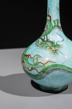 Vaas - Emaille, Een heldere ginbari cloisonné-vaas die een, Antiek en Kunst