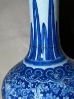 Vaas met decor van een blauwe vlinder onder een deksel -, Antiek en Kunst