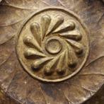 Post-médiéval Plat daumône en cuivre ciselé - orné de