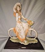 Capodimonte - Figurine - meisje op fiets met hond en bloemen, Antiek en Kunst