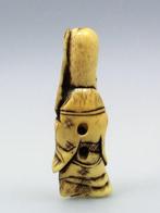 Netsuke représentant Jurojin tenant sa barbe de la main