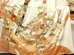 Furisode en ivoire avec éventail pliant et motif de bambou -