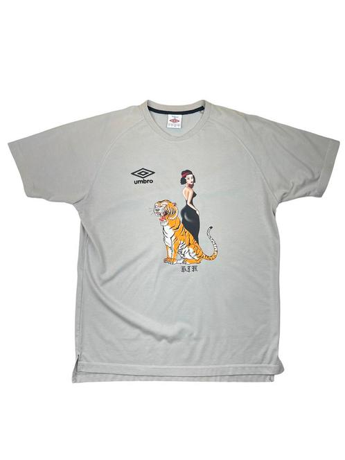 Umbro T-Shirt (Tiger design, reworked) Maat L, Bijoux, Sacs & Beauté, Accessoires Autre, Enlèvement ou Envoi