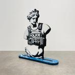 Sinao - Wood Sculpture - Venus in Armor, Antiek en Kunst