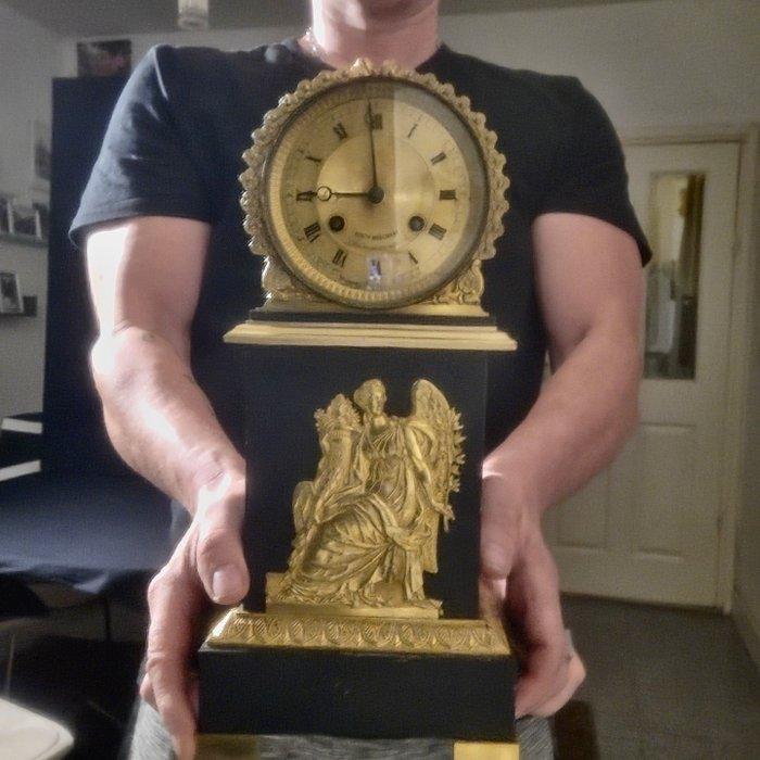Figurale pendule Empire - Verguld brons - 1800-1810 - Zeer, Antiek en Kunst, Antiek | Klokken