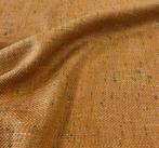 Prestigieuze geweven stof in mosterdgeel en flesgroen op een