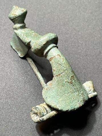 Romain antique Bronze Une jolie fibule trompette à broche