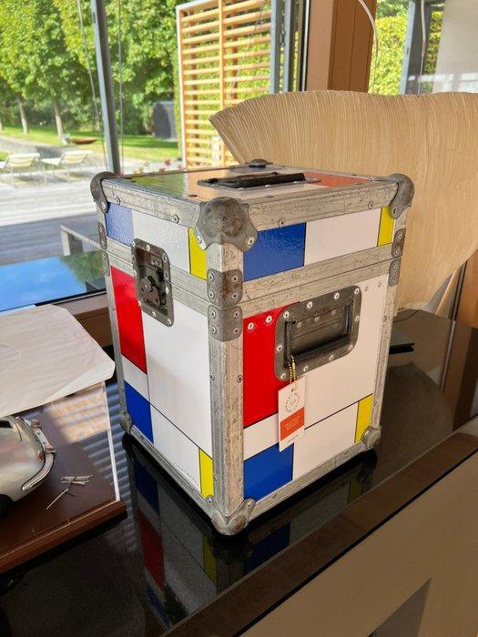 Noboringo Flightcase Limited Edition 1/1 Design CeeVee, Antiek en Kunst, Antiek | Wandborden en Tegels
