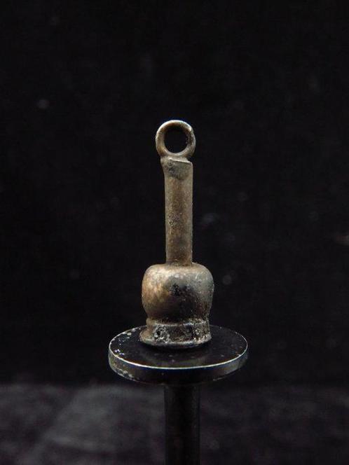Égypte ancienne Argent Amulette de fleur de pavot avec, Antiek en Kunst, Antiek | Overige Antiek