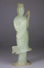 Kwanyin beeldje - voet en hout - Serpentine Celadon Sculptee