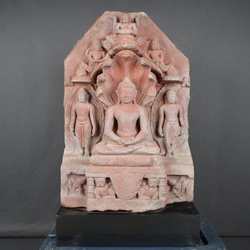 Zandsteen Jaina Tirthankara Parshvanatha zittend in, Verzamelen, Mineralen en Fossielen