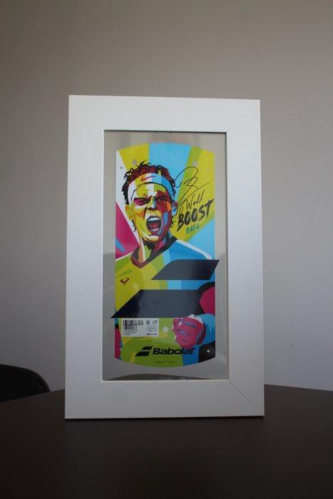 Rafael Nadal - Babolat Boost Rafa V2 260gr signed cardboard, Verzamelen, Overige Verzamelen