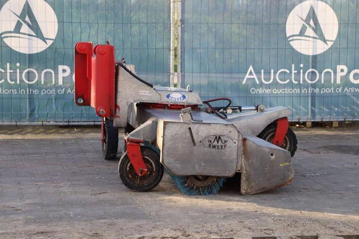 Veiling: Hydraulisch aangedreven veegmachine M Sweep, Articles professionnels, Machines & Construction | Pièces, Enlèvement