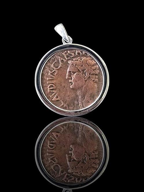 Oud-Romeins, Keizerrijk Brons Munthanger - Keizer Claudius, Handtassen en Accessoires, Antieke sieraden