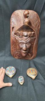 . - Diorama Vintage Guatemala mask and 3 finely decorated, Nieuw