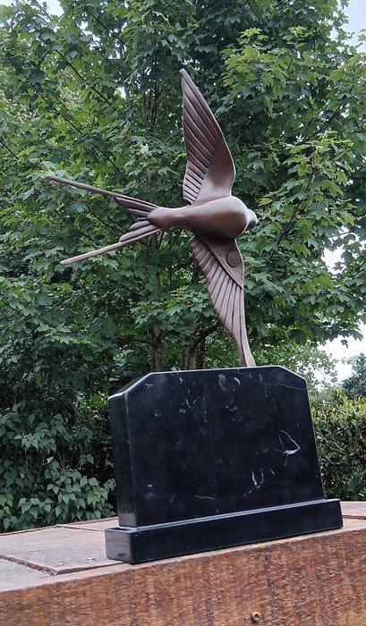 Sculpture, vliegende zwaluw - 47 cm - marbre de bronzage, Antiek en Kunst, Kunst | Designobjecten