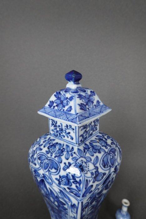Vaas - Porselein - China - Kangxi (1662-1722) - Inclusief, Antiek en Kunst, Antiek | Overige Antiek