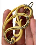 Golvende en artistieke haarclip van galaliet en brons in Art, Antiek en Kunst, Curiosa en Brocante