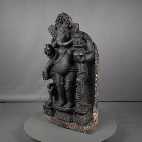 Zandsteen EEN GRANIETEN FIGUUR VAN GANESHA, ORISSA, 13E EEUW, Verzamelen, Mineralen en Fossielen