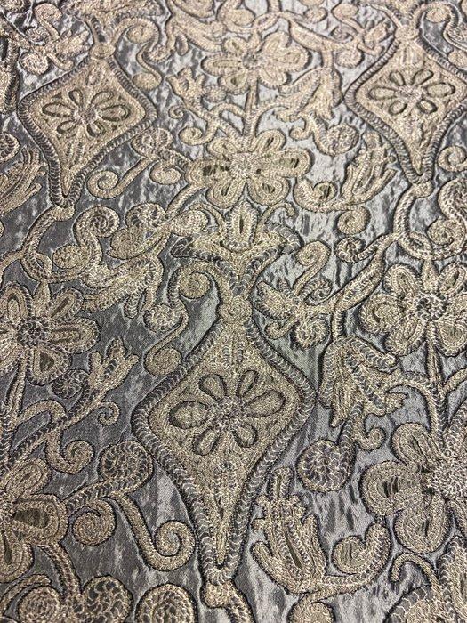 Tijdloze elegantie. Weefsel met een rijkelijk bewerkte, Antiek en Kunst, Antiek | Tapijten, Tafelkleden en Textiel