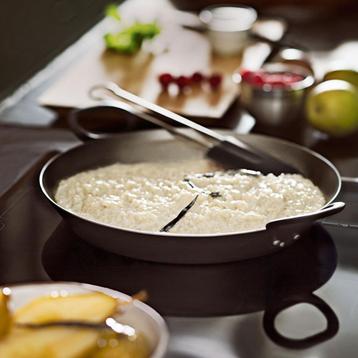 RÖSLE - Cast Iron Serving Pan -24cm beschikbaar voor biedingen
