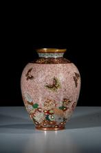 Vaas - Emaille, Een zilveren draad cloisonné vaas met, Antiek en Kunst