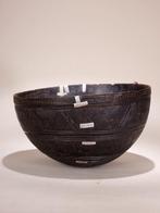 Uitgehouwen houten kom met lokale reparaties, Tuareg of