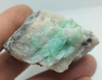 Tri des minéraux - Émeraude en matrice, amazonite, nodule de