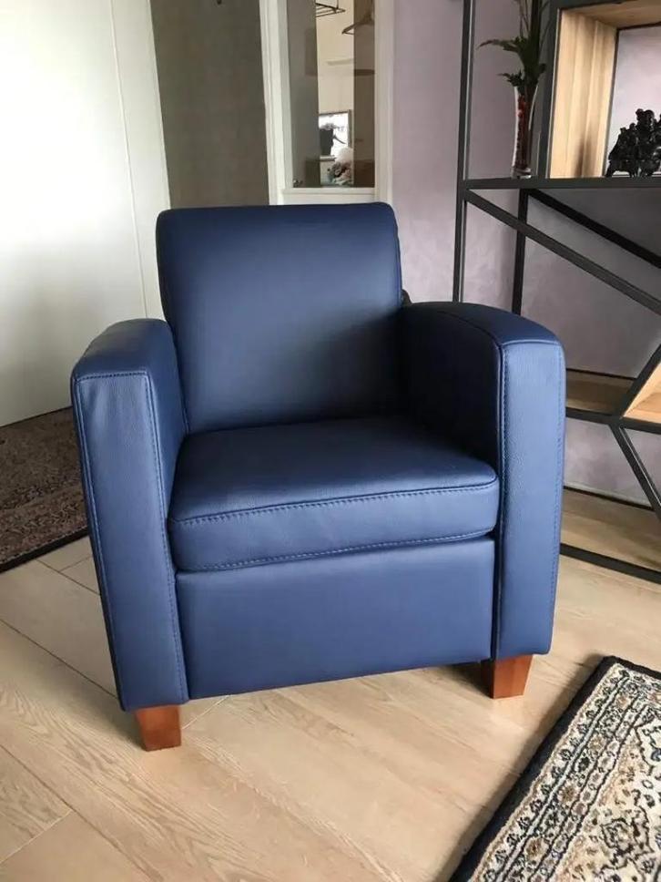 Leren fauteuil met houten poten - blauw leer, Huis en Inrichting, Fauteuils, Nieuw, Ophalen of Verzenden