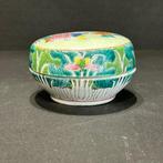 Doos - Porselein - familie rose dekseldoosje, Antiek en Kunst