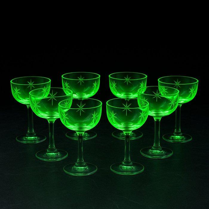 Drinkservies (8) - Uraniumglas - Ambachtelijk vervaardigd, Antiek en Kunst, Antiek | Glaswerk en Kristal