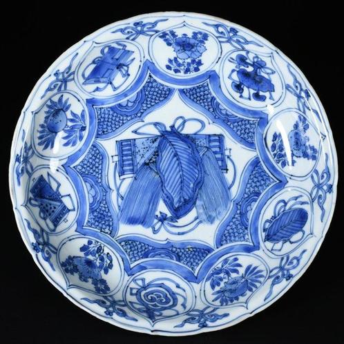 Bord - Coupe en porcelaine à décor bleu et blanc dobjets, Antiek en Kunst, Antiek | Overige Antiek