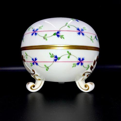 Herend - Large Footed Lidded Bonbonniere - Cornflower Blue, Antiek en Kunst, Antiek | Glaswerk en Kristal