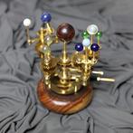 Model van het zonnestelsel met Zon, Aarde, Mars, Uranus en