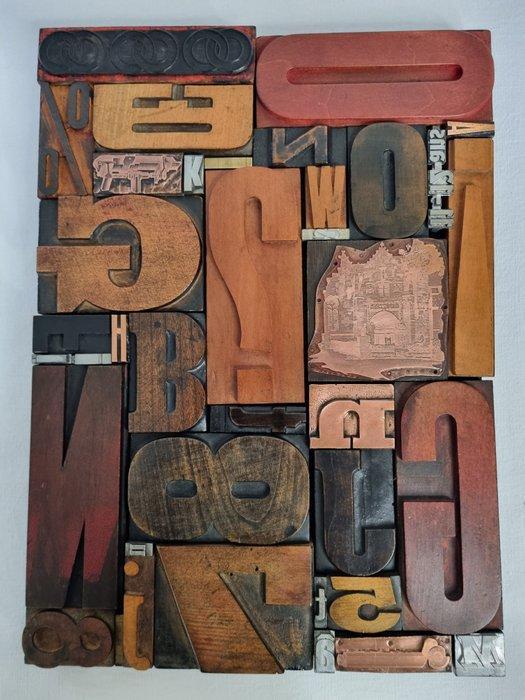 Drukblokken - Muurcompositie in oude drukletters,, Antiek en Kunst, Curiosa en Brocante