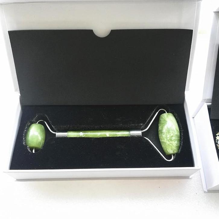 Jade roller gezichtsroller skin gym massage gezicht jaderoll, Handtassen en Accessoires, Uiterlijk | Lichaamsverzorging, Nieuw