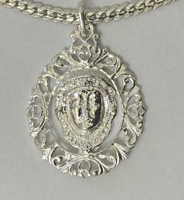 Chaîne avec médaillon de Cara Virgen Del Rocio de Séville.