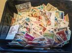 Wereld - Circa 25.000 zegels in diverse bakjes