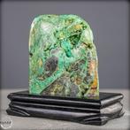 Natuurlijke chrysopras vrije vorm uit Indonesië op een, Antiek en Kunst