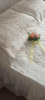 Magnifieke linnenkast met grote Guipir kant en bijpassende