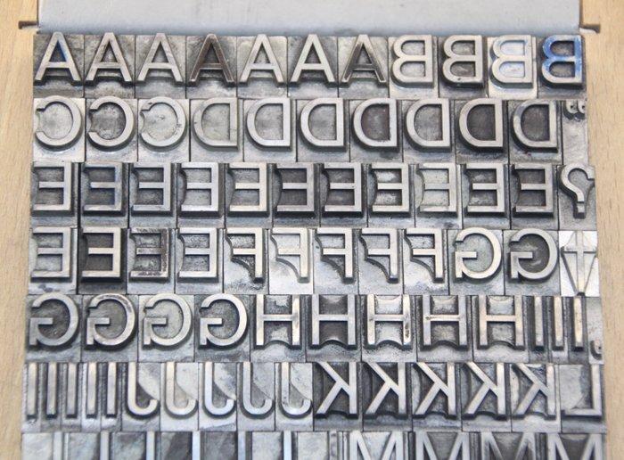 Blocs dimpression - een letterbak met een volledig alfabet, Antiek en Kunst, Antiek | Wandborden en Tegels