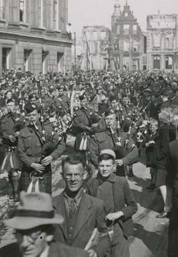 Stemmen van de bevrijding 9789056156169 Frank von Hebel, Boeken, Geschiedenis | Wereld, Zo goed als nieuw, Verzenden