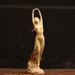 Beeldje - Stretching woman in flowing dress - Buxushout, Antiek en Kunst, Curiosa en Brocante