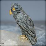 Natuurlijke rozenkwarts en serpentin vogels op een kwarts