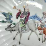 Chinees florale pétalvormige, gelobde rand schaal Famille, Antiek en Kunst