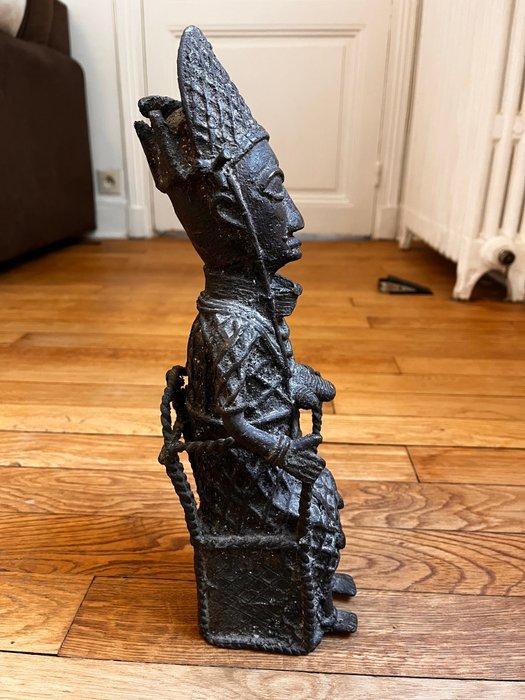 Beeldje, Figure royale en bronze du Bénin - 37 cm - Brons, Antiek en Kunst, Kunst | Niet-Westerse kunst