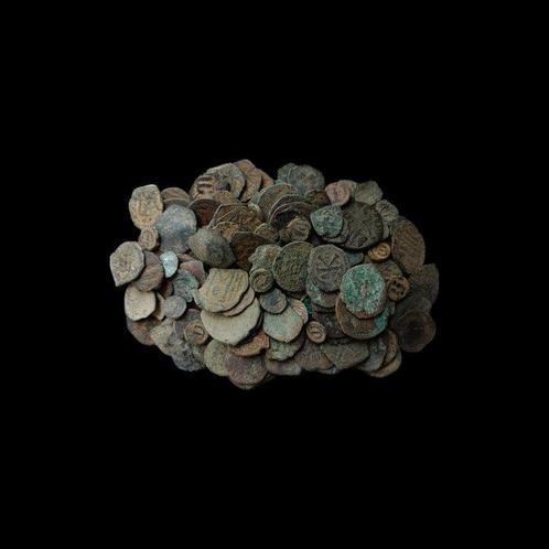 Byzantijnse Rijk lot of 150 x Æ  (5/6th - 12th century AD),, Postzegels en Munten, Munten | Europa | Niet-Euromunten