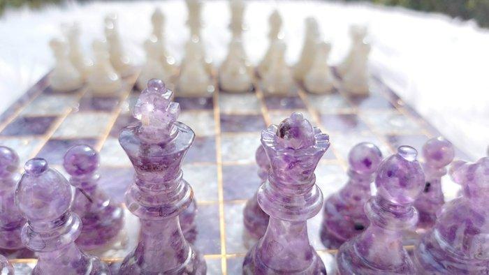 Schaakspel - 100% amethist (Brazilië), 100% witte maansteen, Antiek en Kunst, Antiek | Speelgoed