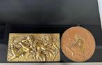 Set van twee bronzen plaquettes - Putti - Vrouw aan het