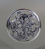 Weelderige Aronskelk (Arum) broche, Fa. de Groot & Prins,, Antiek en Kunst